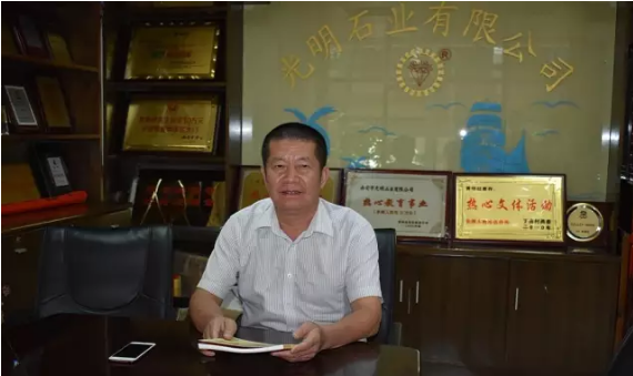 開手扶拖拉機起家的黃明經(jīng)，如何成為南安石材人敬重的前輩？