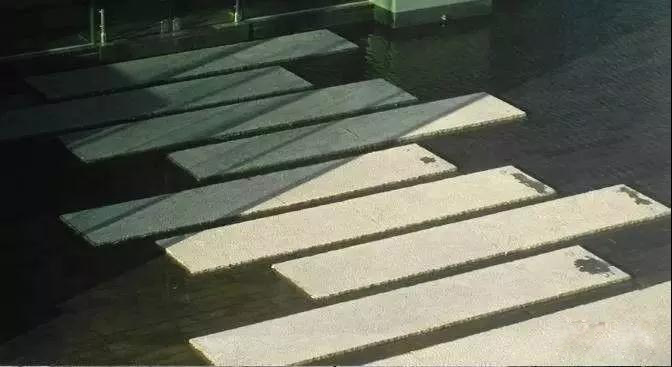 花崗巖石材工程鏡面水的做法 石材鏡面水的做法淺析(配圖)