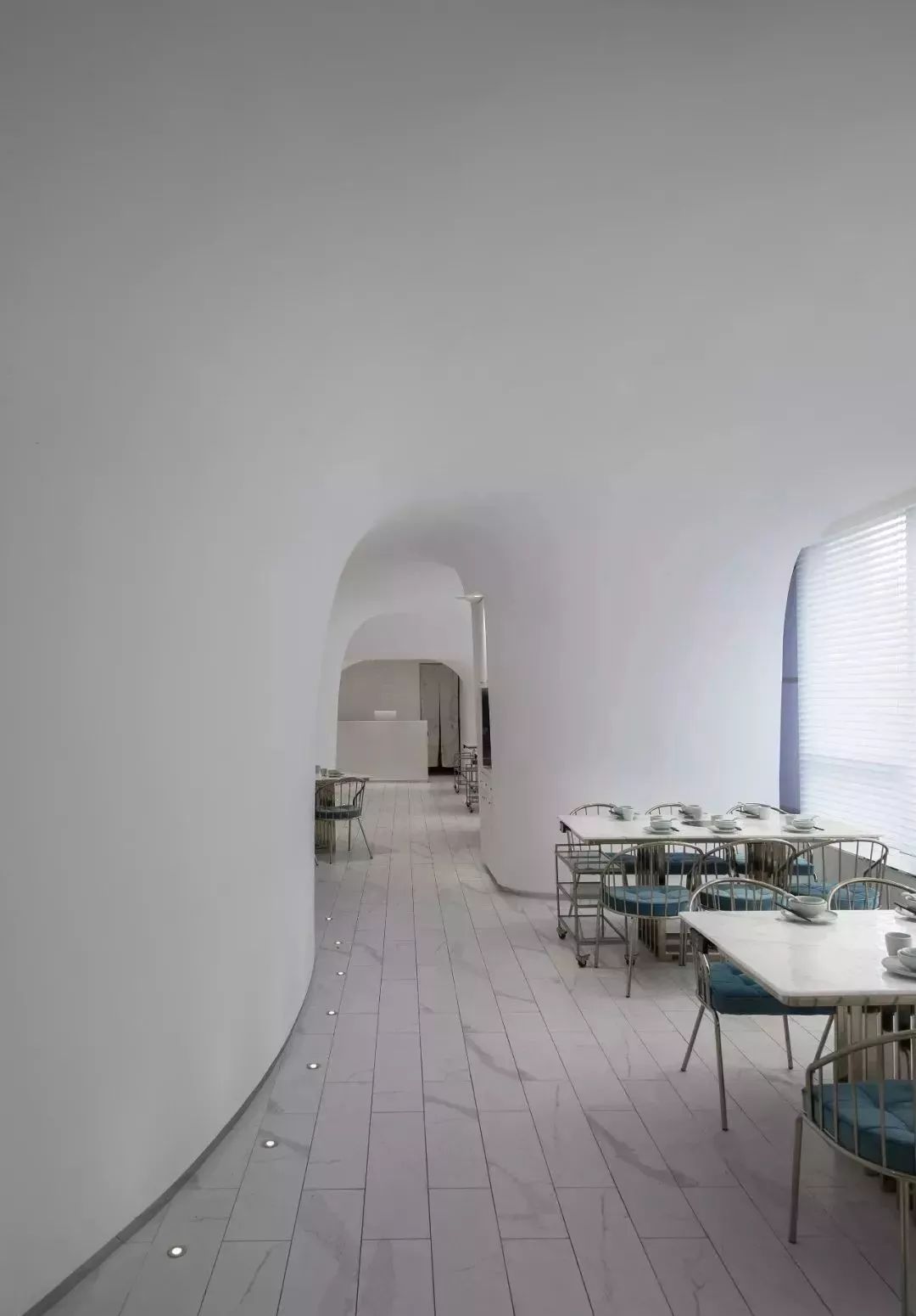 帶您看看上海一家時尚火鍋餐廳用“爵士白大理石”打造的內(nèi)裝視覺