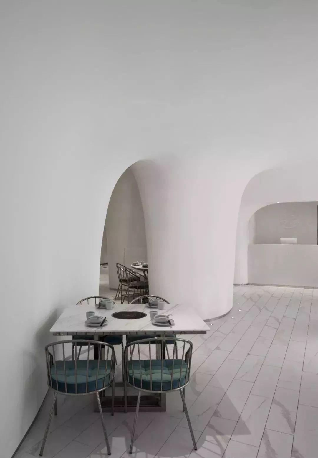 帶您看看上海一家時尚火鍋餐廳用“爵士白大理石”打造的內(nèi)裝視覺