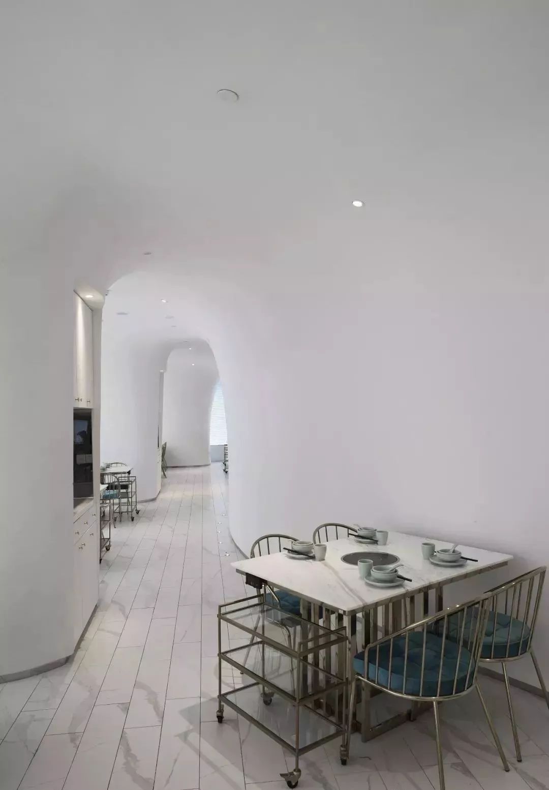 帶您看看上海一家時尚火鍋餐廳用“爵士白大理石”打造的內(nèi)裝視覺