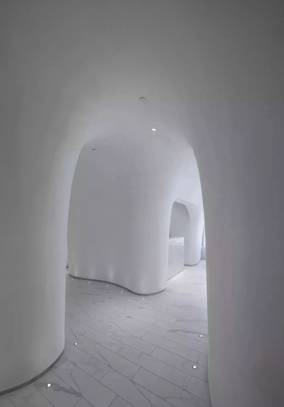 帶您看看上海一家時尚火鍋餐廳用“爵士白大理石”打造的內(nèi)裝視覺