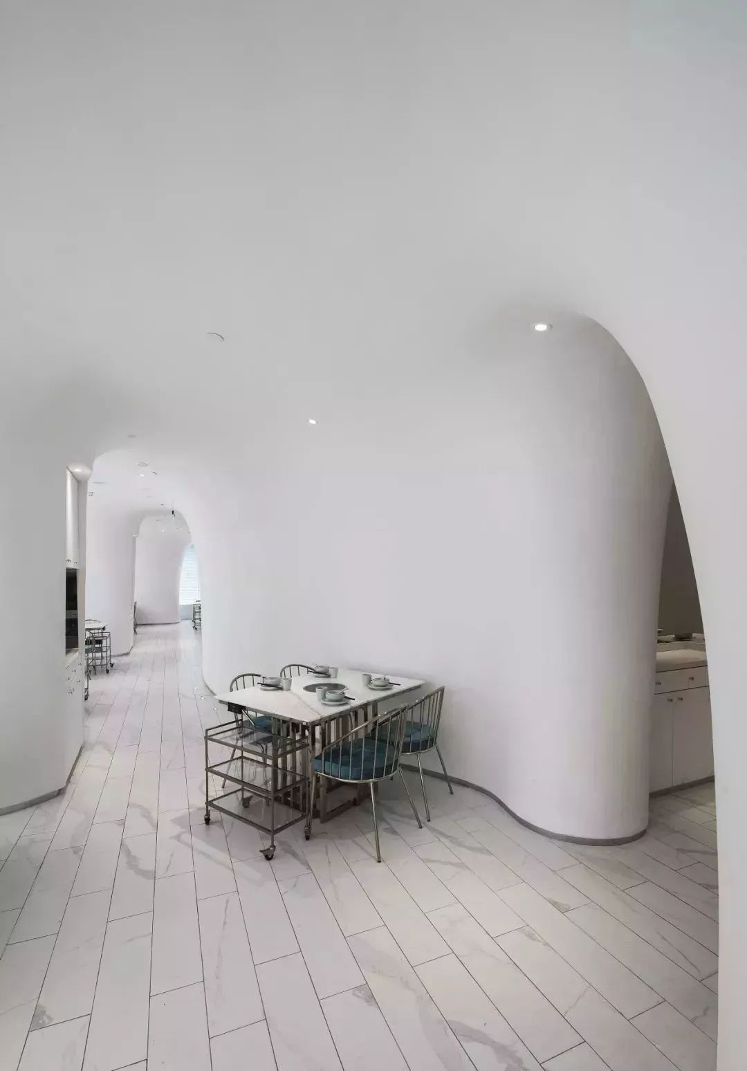 帶您看看上海一家時尚火鍋餐廳用“爵士白大理石”打造的內(nèi)裝視覺