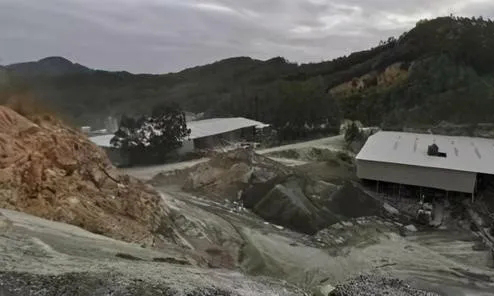 福建泉州磊秀石材涂嶺礦山照證到期本應(yīng)復(fù)墾復(fù)綠，為何仍晝夜釆挖
